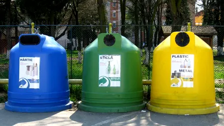 O femeie a fost AMENDATĂ cu 10.000 de lei pentru o plasă goală lăsată lângă un tomberon cu sticle