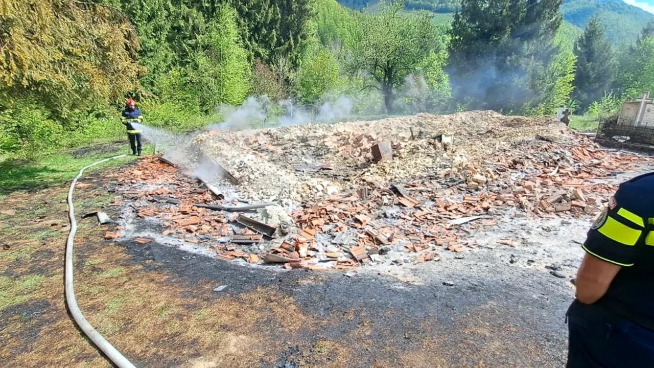 Biserica dintr-o comună din Alba s-a făcut SCRUM, în noaptea de Înviere / Lăcașul de cult, distrus de un incendiu pornit de la o lumânare
