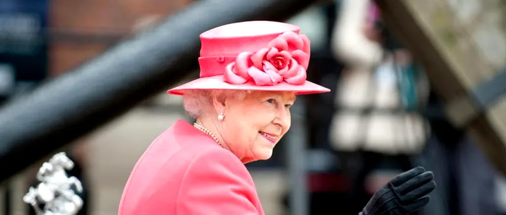 FOTO. Este incredibil ce poate face Regina Elisabeta la cei 94 de ani. Imagini cu prima apariție a suveranei de când s-a autoizolat din cauza pandemiei