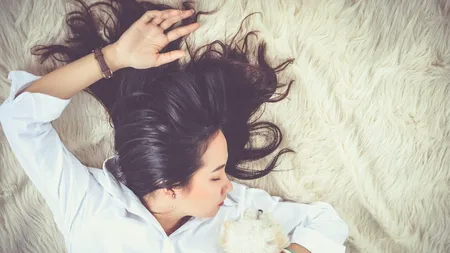 Ce înseamnă când visezi o persoană decedată. Ce dezvăluie visul despre relația cu persoana care a murit