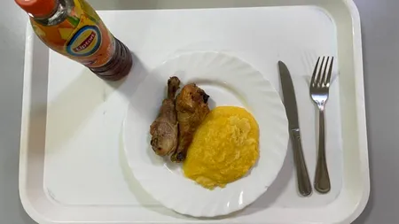 Câți lei a dat o studentă din București pe două ciocănele de pui și o mămăligă, în CANTINA Facultății de Drept