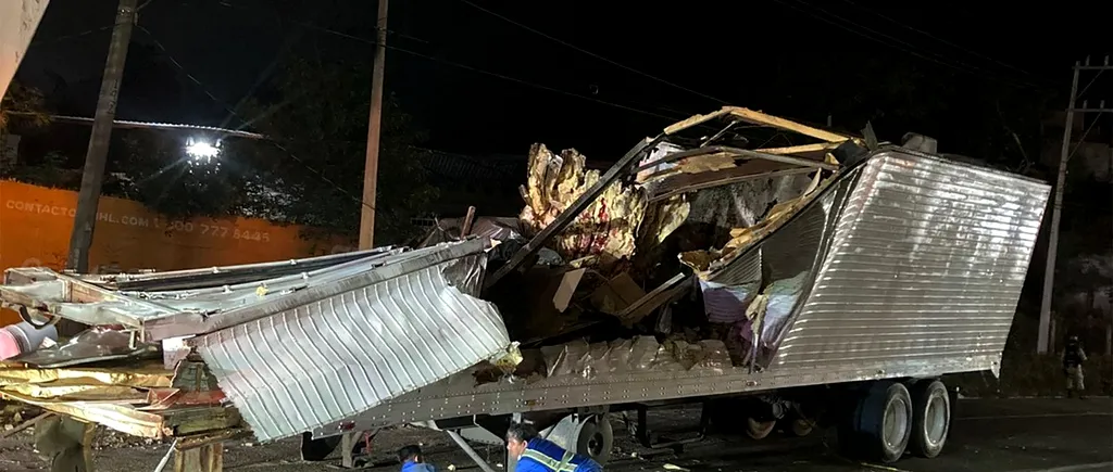 Peste 50 de migranți au murit şi 100 au fost răniți, după ce camionul în care se aflau s-a răsturnat pe o autostradă din Mexic (FOTO)