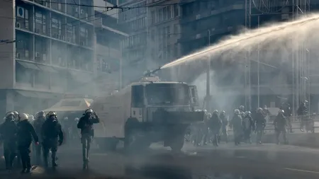 Confruntări între polițiști și manifestanți la Atena din cauza restricțiilor antiepidemice