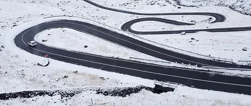 Strat de zăpadă consistent pe Transfăgărășan. Drumarii au început deszăpezirea