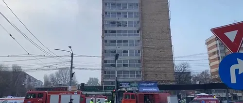 VIDEO | Panică într-un bloc din Craiova. 80 de persoane au fost evacuate în urma unui incendiu