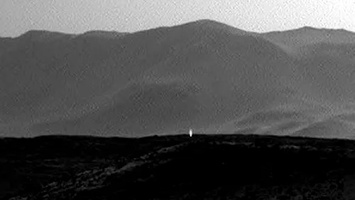 O lumină neidentificată surprinsă de roverul Curiosity pe Marte a aprins imaginația internauților