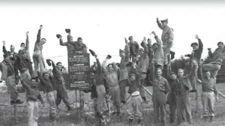 A ascuns o cameră foto într-o biblie și a surprins TRAGEDIA și SPERANȚA dintr-un lagăr nazist. Cum se relaxau soldații britanici după ce își îngropau camarazii