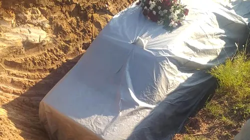 UN POLITICIAN din Africa a fost îngropat în mașina preferată. A fost singura lui dorință FOTO