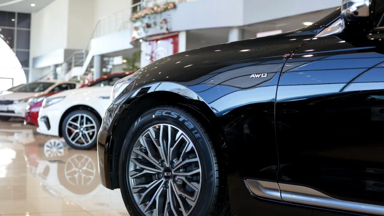 Românii, mai reticenți în privința MAȘINILOR noi. Scădere de 10,4% a înmatriculărilor în ianuarie 2025. Scădere record pentru autoturismele electrice