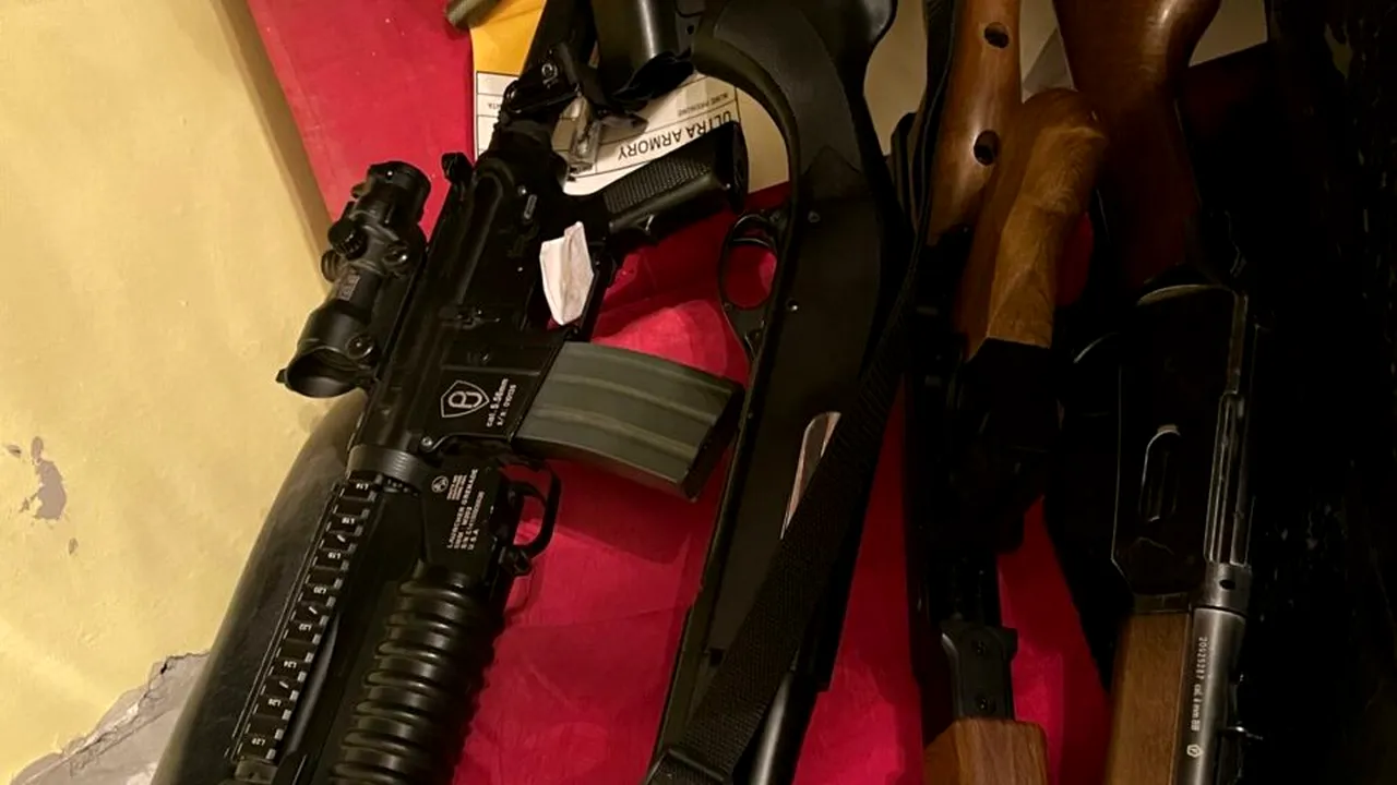 Sute de arme, zeci de mii de cartușe și articole pirotehnice capturate de Poliție într-o mega operațiune. Marfa provenea dintr-un magazin on-line