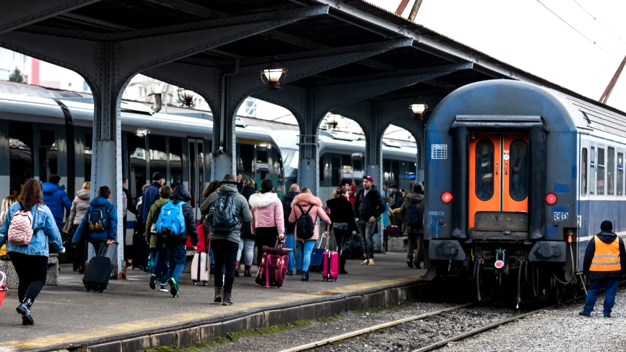 Tânără de 19 ani, lovită de tren în gara din Mangalia. Avea căști pe urechi și nu a auzit semnalele mecanicului