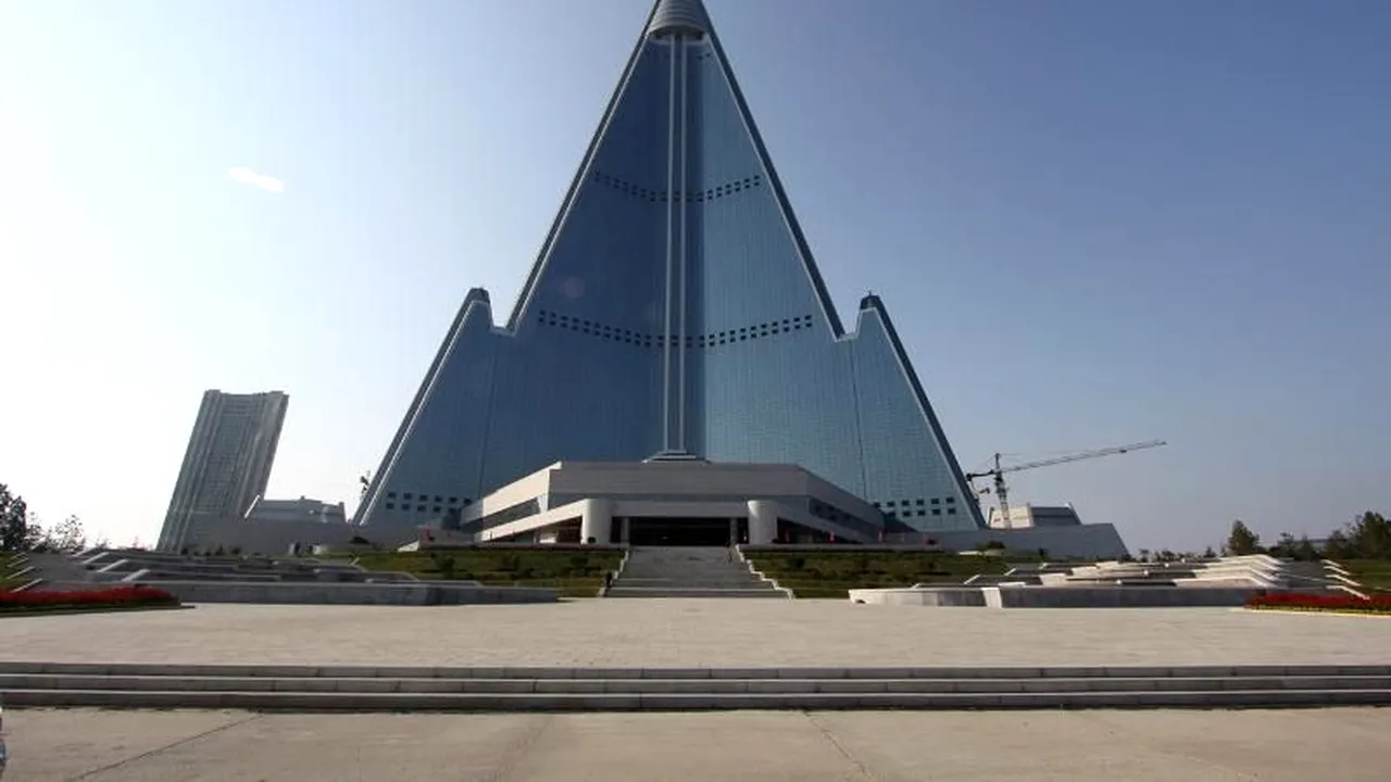 Primele imagini din interiorul celei mai înalte clădiri din Phenian, la care nord-coreenii lucrează de 25 de ani. GALERIE FOTO