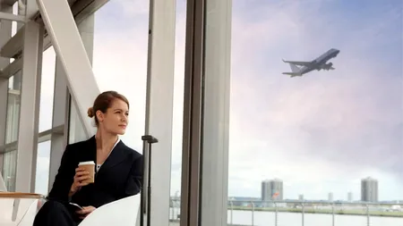 Clipe de coșmar trăite de o tânără de 21 de ani într-un aeroport din Europa. A fost la un pas de moarte după ce a băut o CAFEA de la un automat