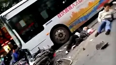 Un chinez DETURNEAZĂ UN AUTOBUZ și lovește pietonii de pe trotuar