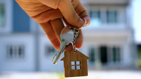 Oferte „de nerefuzat” pe piața imobiliară. Unde găsești case și apartamente la cele mai mici prețuri