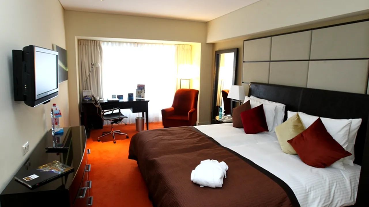 Ce uită turiștii în camera de hotel: de la jucării sexuale la 150.000 de euro și un papagal