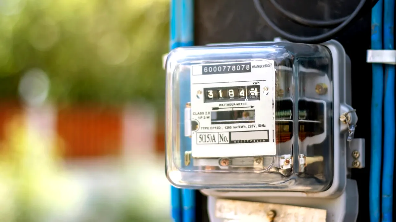 Când vor plăti românii cel mai mult la curent electric. Luna pentru care trebuie să faceți economii