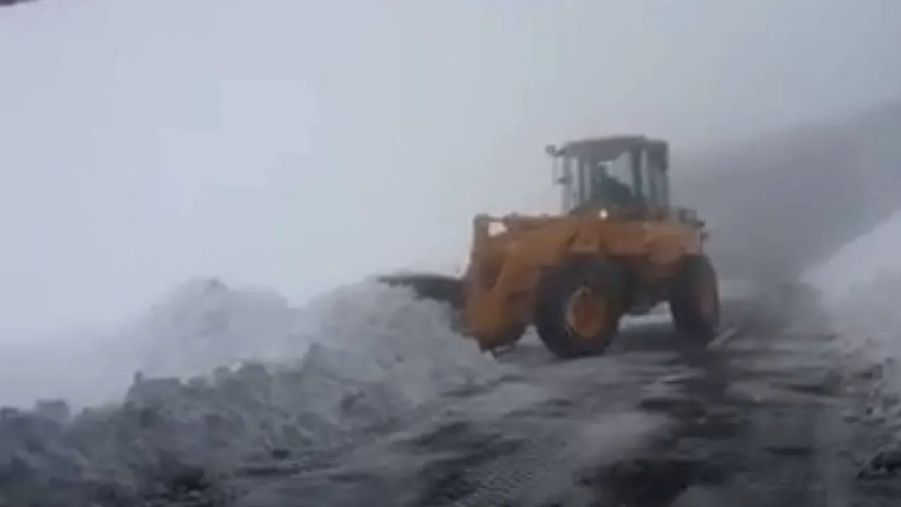 Iarna în toată regula pe Transfăgărășan. Stratul de zăpadă a atins aproape un metru. FOTO