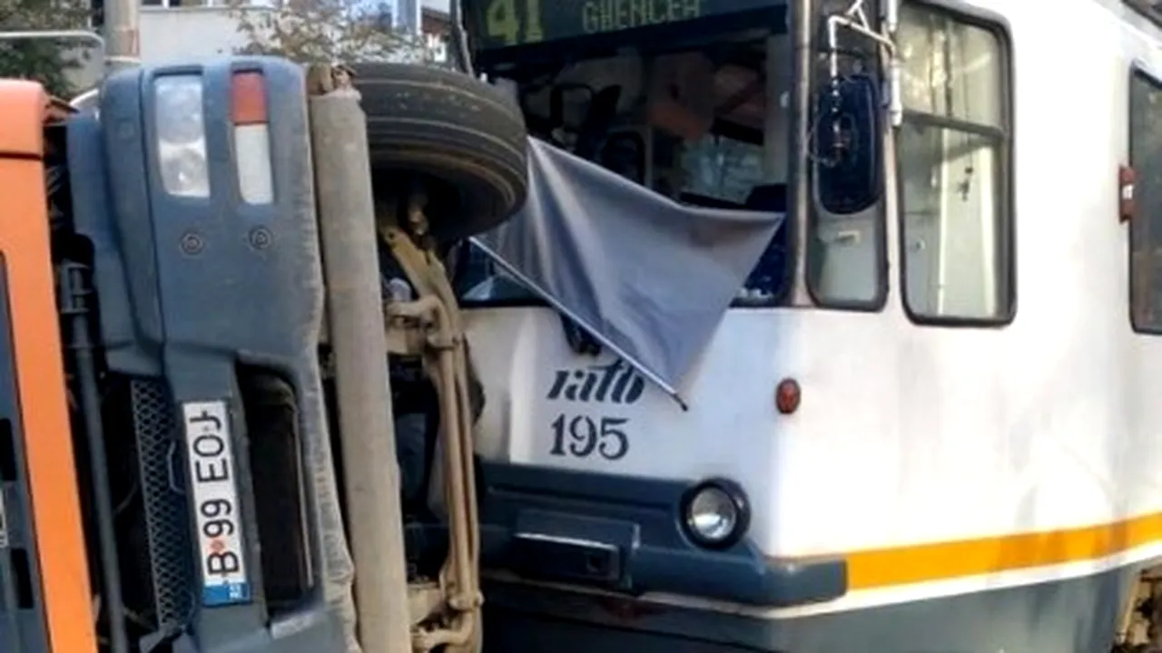 Accident grav în București: un camion a intrat în tramvaiul 41 și s-a răsturnat
