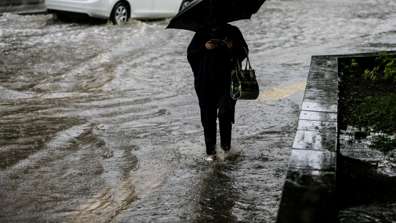 Avertizare METEO: Ploi torențiale și descărcări electrice în minivacanța de Sfânta Maria