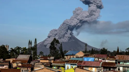 Un nor de cenușă a ajuns până la 1.000 de metri altitudine, după ce un vulcan a erupt în Indonezia (VIDEO)