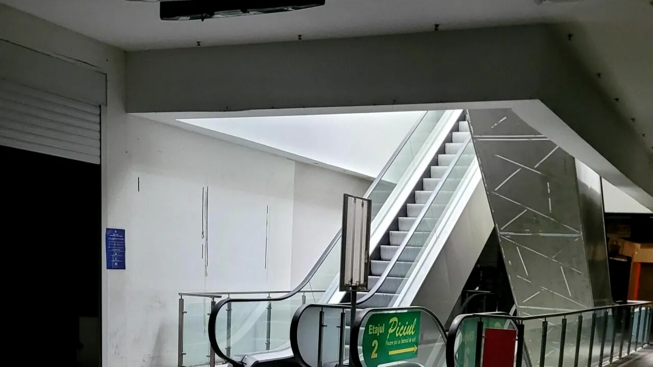 FOTO | Cum arată astăzi etajul 3 al Unirea Shopping Center, cândva o destinație de top de cumpărături aflată în inima Capitalei