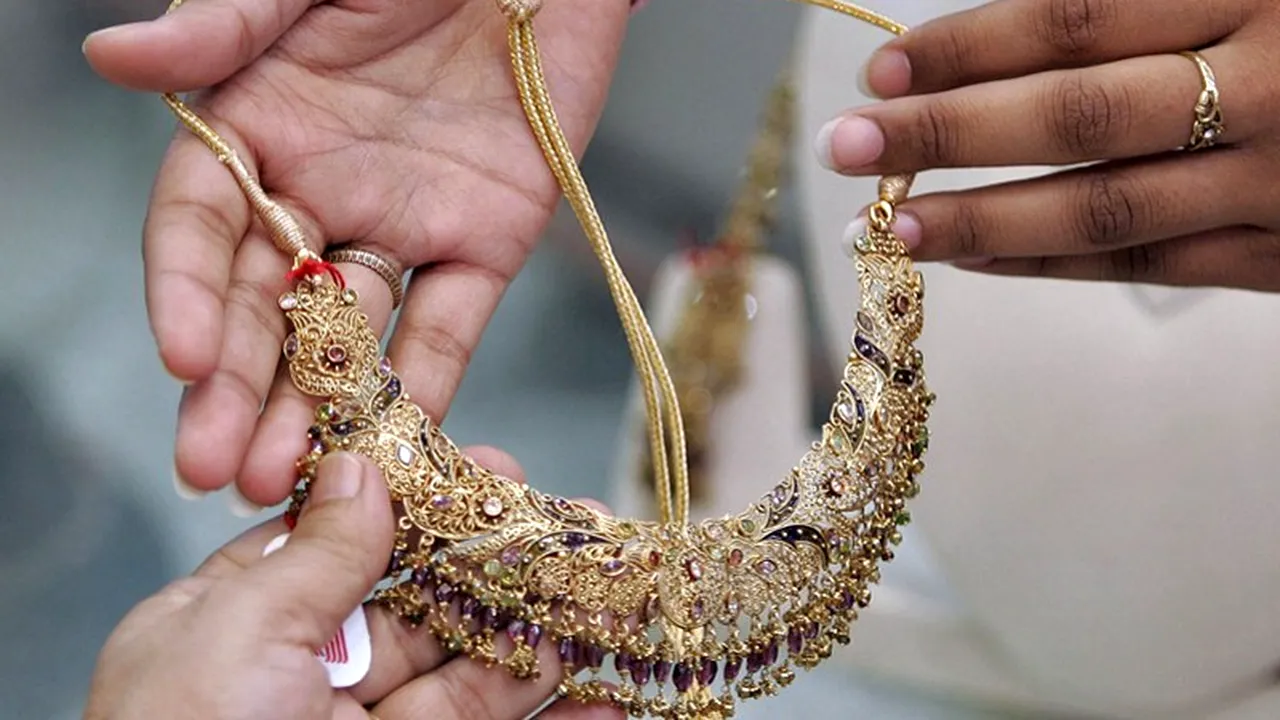 2,5 KG DE AUR găsite într-un autoturism românesc, la granița dintre Bulgaria și Turcia. Cei patru cetățeni români nu declaraseră bijuteriile în valoare de aproximativ 75.000 de euro