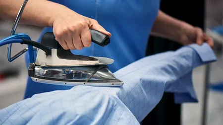 Ce a pățit o clujeancă, după ce a angajat o femeie să îi calce hainele, la domiciliu: 