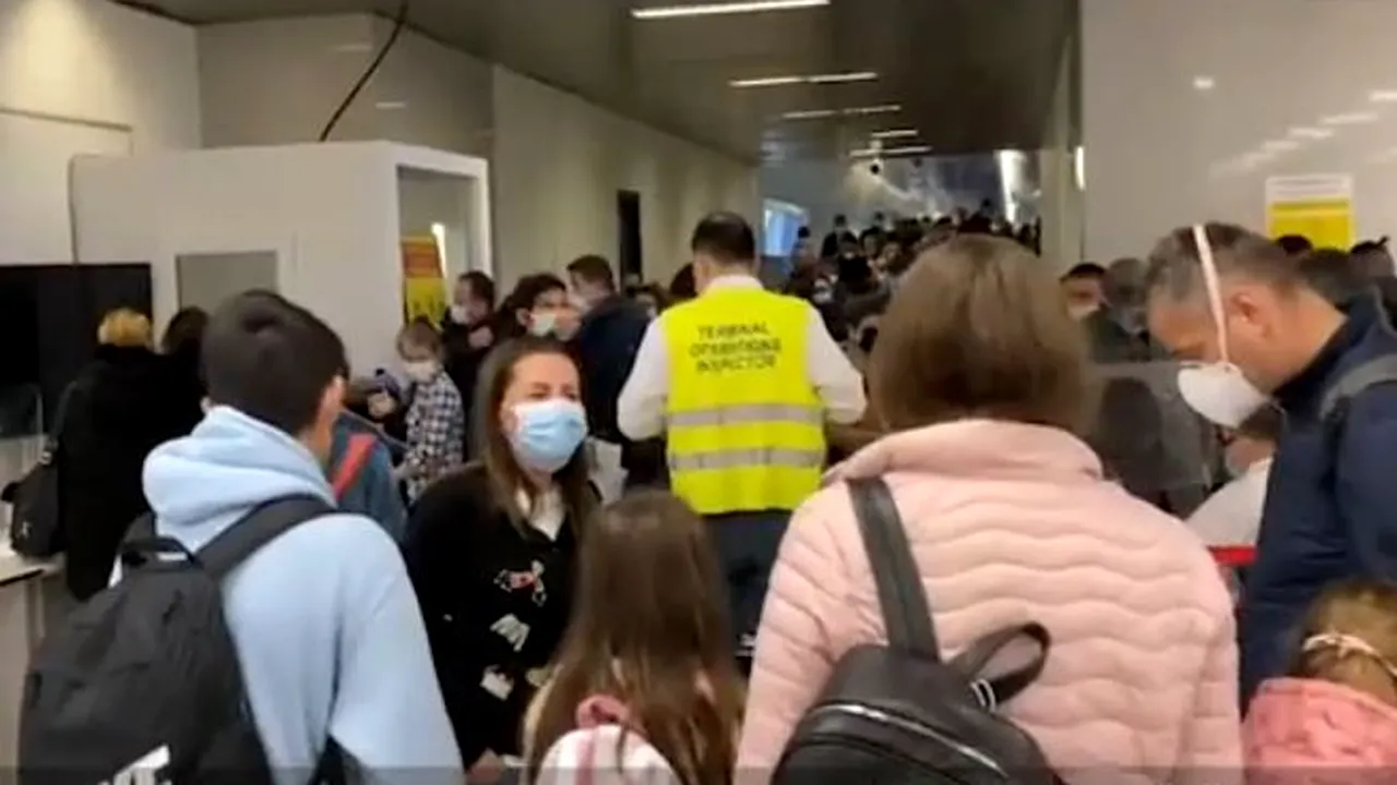 Weekend teribil pentru angajații DSP. Coadă uriașă și aglomerație pe Aeroportul Henri Coandă, pentru triajul epidemiologic / FOTO