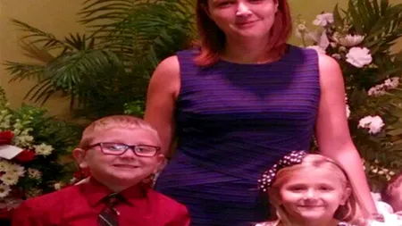 Motivul pentru care o mamă a publicat pe Facebook o fotografie cu copiii săi alături de sicriul tatălui mort: „O să spuneți că vouă nu vi se poate întâmpla așa ceva'