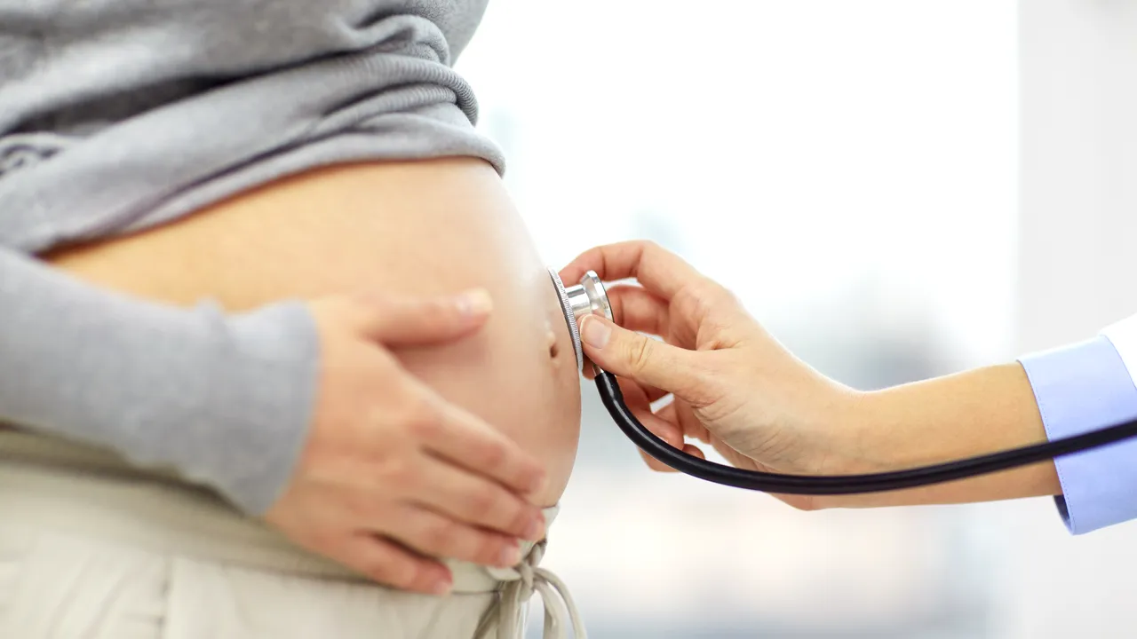 O adolescentă din Iași care a devenit mamă la 14 ani a cerut să i se pună STERILET / Medic: „Viața sexuală începe acum de la 12-13 ani”