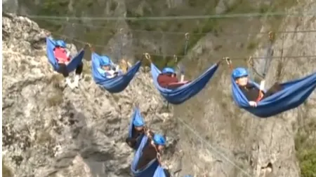 Locul UNIC din România, unde poți sta în hamac, între stânci, la o altitudine de 200 de metri