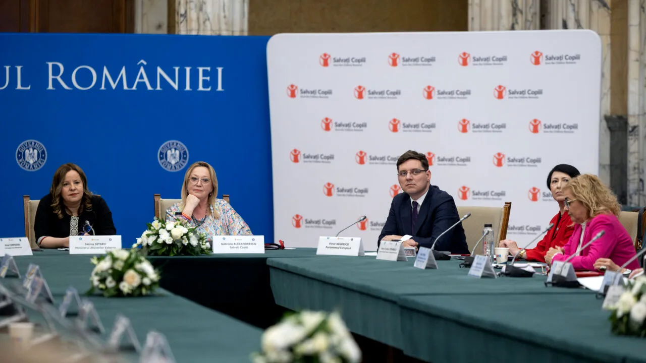 Peste jumătate de milion de copii au cel puțin un părinte plecat din țară. Guvernul caută soluții