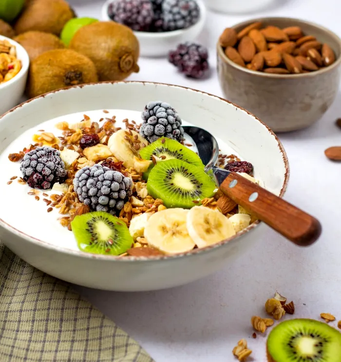 Bol cu lapte, zmeură, kiwi, banane și semințe de in. Sursa Foto: Shutterstock