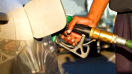 În ATENȚIA benzinarilor: prețul petrolului se prăbușește pe burse. Când se va PRĂBUȘI prețul BENZINEI și în România?