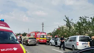 FOTO – VIDEO | Iași: Doi copii și șase adulți au ajuns la spital, în urma unui accident rutier / Traficul a fost blocat