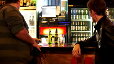 Clienții unui bar, enervați de mesajul afișat în geam de proprietar, chiar în prima zi a noului an: „Să nu vă plângeți, să mă deranjați mai târziu”