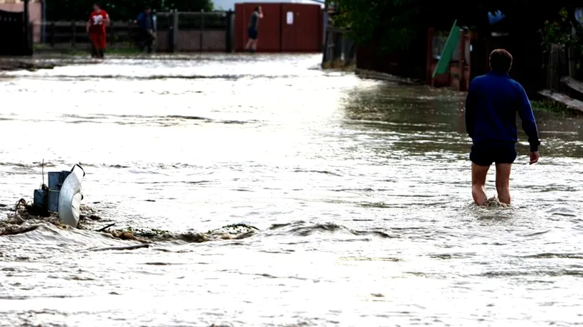 Zeci de case și terenuri inundate, dar și podețe distruse de ploi, în județul Sibiu