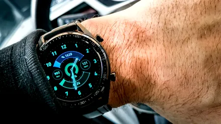 Amendă de 350 de euro și 30 de zile fără permis pentru șoferii care conduc prin Grecia cu smartwatch-ul la mână. Explicația autorităților elene
