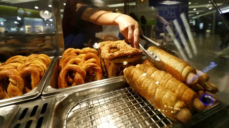 Cât câștigă un vânzător la o COVRIGĂRIE celebră din Capitală? Se caută cu disperare angajați noi într-o piață unde nu mai e „nimeni la ușă”