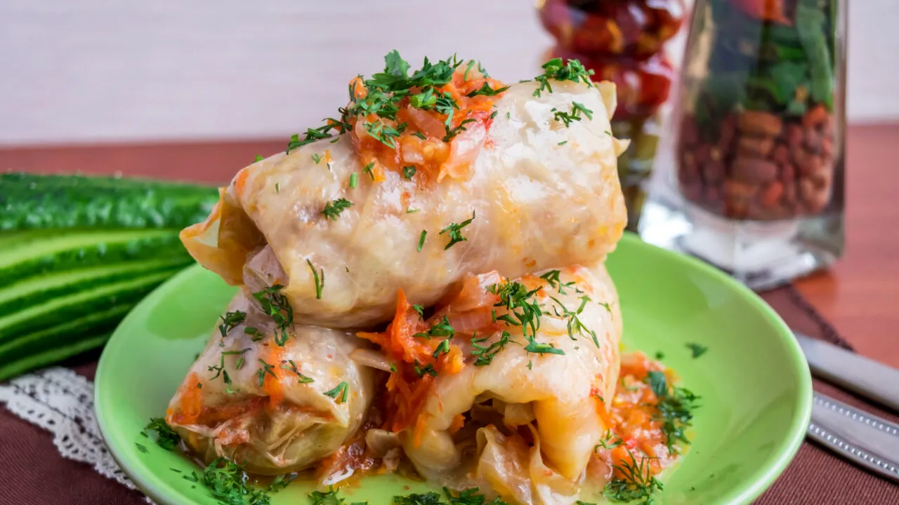 Ce cantitate de CARNE să folosești pentru 100 de sarmale. Ce condimente să adaugi în preparat pentru un gust unic