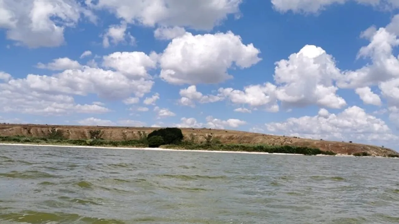 România are o insulă de piatră pe care puțin o știu. Este o destinație fascinantă