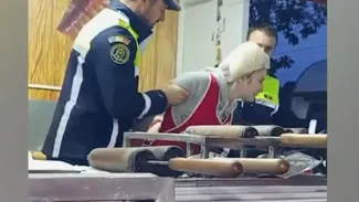O femeie care frământa cozonaci ungurești a fost ÎNCĂTUȘATĂ de polițiștii cărora a refuzat să le dea kurtos gratis