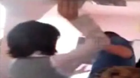 O profesoară din Brașov, filmată în timp ce lovește un elev cu cartea în cap și cu piciorul