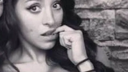 FOTO: Ruby șochează cu o nouă fotografie controversată. Cine îi pune mâna pe sâni