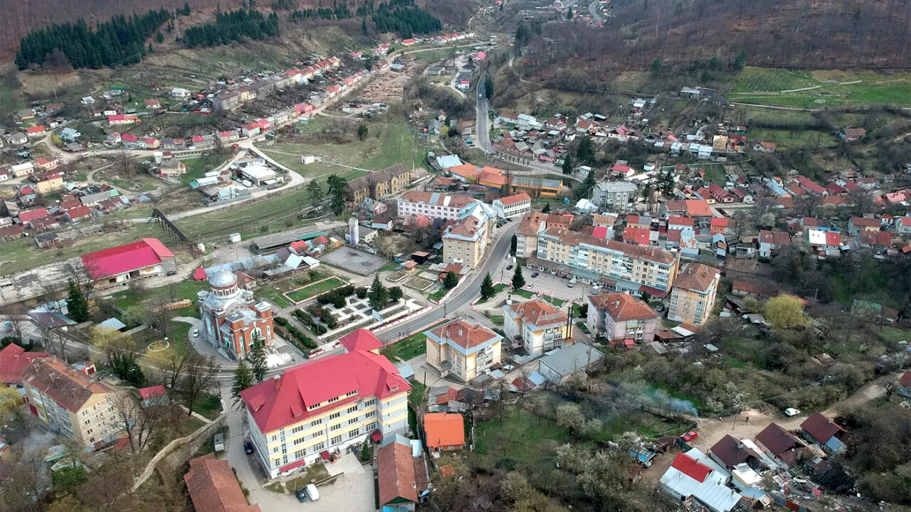 Orașul din România în care un apartament cu 3 camere se vinde cu 12.500€ acum, în martie 2026. Are garaj, beci și 88 mp