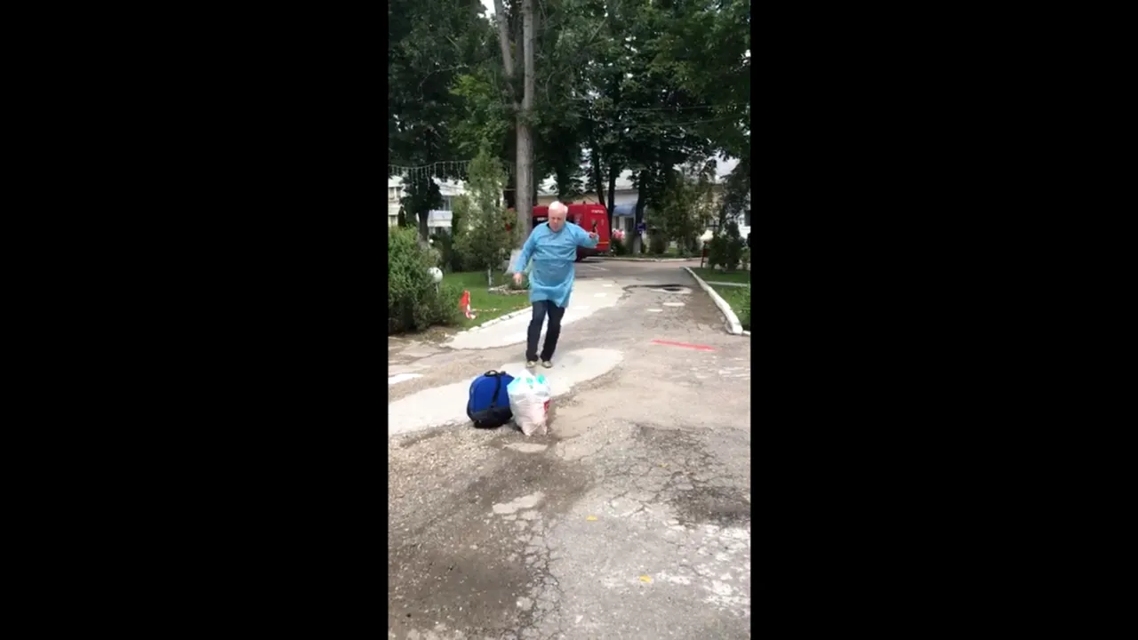 VIDEO. Un român dansează hora și sârba de bucurie că s-a vindecat de coronavirus