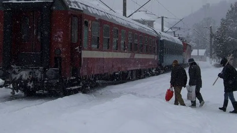 Trenurile ajung la destinații cu întârzieri din cauza zăpezii și a gerului 