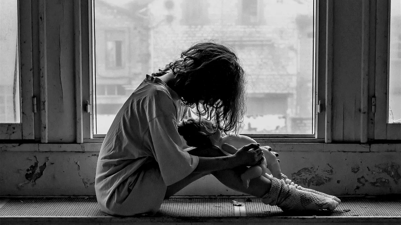 O copilă, în vârstă de 12 ani, din București, s-a încuiat în casă și a amenințat că se SINUCIDE. Autoritățile au intervenit de urgență