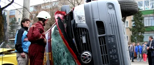 O ambulanță a ajuns într-o groapă în zona Pasajului Mihai Bravu,după ce s-a ciocnit cu un autoturism